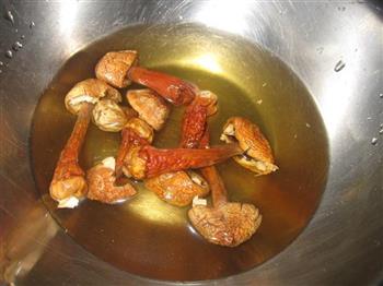 松茸菌炖鸡的做法步骤1
