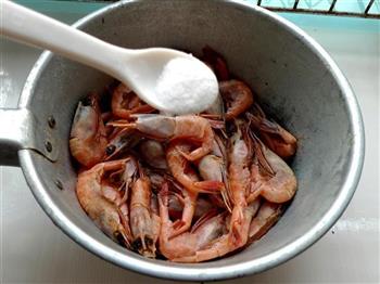 年糕酸菜上汤北极虾的做法图解2