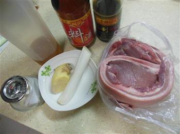 栗子红烧肉的做法步骤1