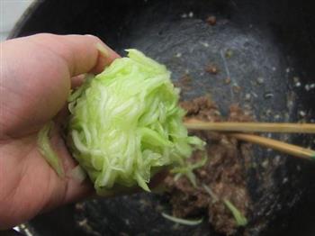 西葫芦猪肉饺子的做法步骤7