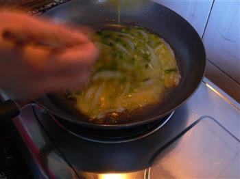 银鱼炒蛋的做法步骤5