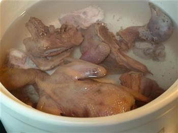 营养乳鸽汤的做法图解3