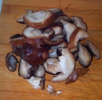 香菇木耳炒白菜的做法图解1