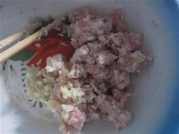猪肉玉米粒饺子的做法图解1