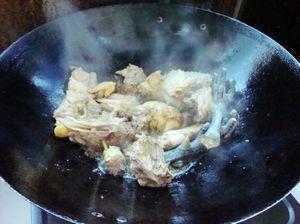 红菇煮鸡的做法图解2