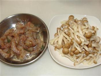 蟹味菇炒虾仁的做法步骤1