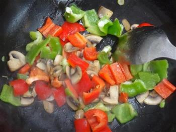 蚝油口蘑烩双椒的做法步骤7