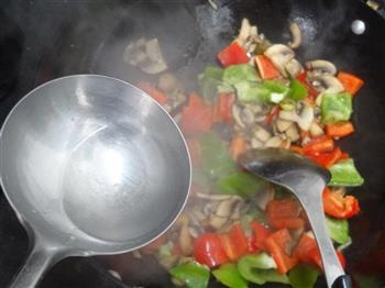 蚝油口蘑烩双椒的做法步骤8