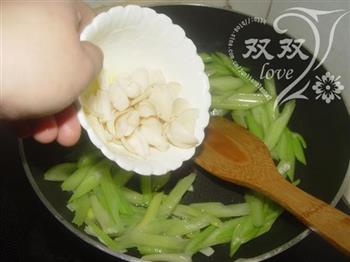 腰果百合炒芹菜的做法步骤10