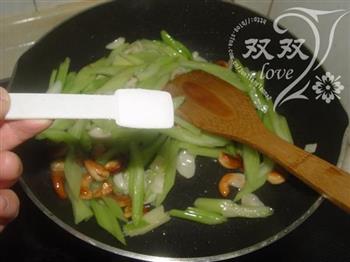 腰果百合炒芹菜的做法步骤12