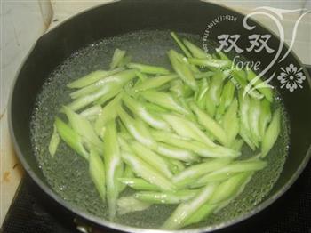 腰果百合炒芹菜的做法步骤5