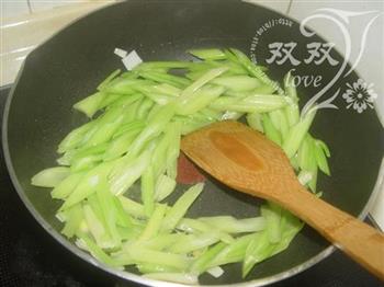 腰果百合炒芹菜的做法步骤9