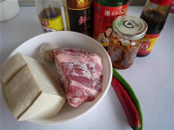 梅子肉煎豆腐的做法步骤1