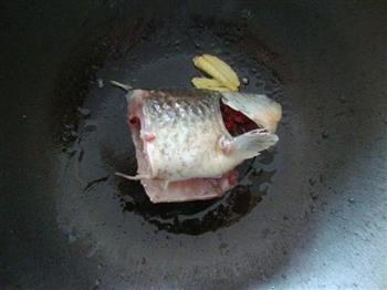 补钙鲫鱼头汤的做法图解2