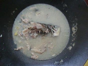 补钙鲫鱼头汤的做法步骤4