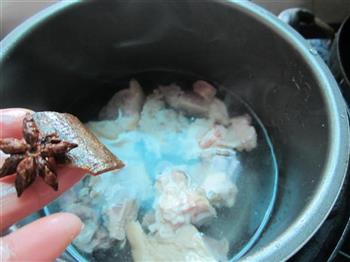 香菇猪蹄汤的做法图解2