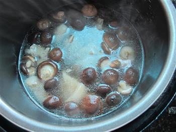 香菇猪蹄汤的做法图解5