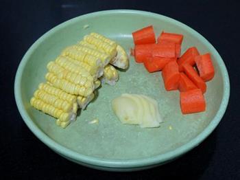 玉米排骨汤的做法步骤2