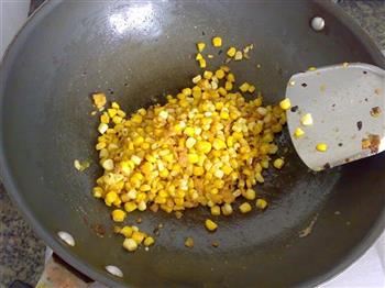蛋黄松子炒玉米的做法步骤10