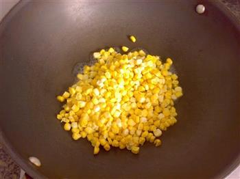 蛋黄松子炒玉米的做法步骤4