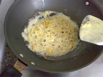 蛋黄松子炒玉米的做法步骤8