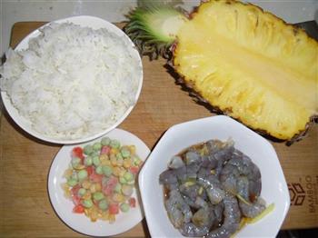 菠萝海鲜炒饭的做法步骤1