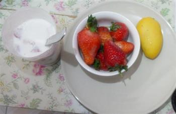 草莓酸奶配芒果的做法步骤1