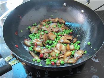 青豆炒腊肉的做法步骤6