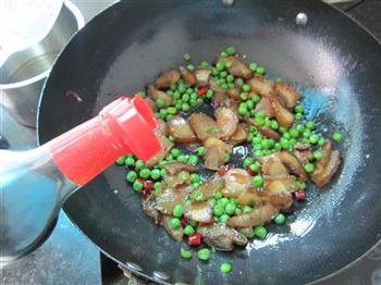青豆炒腊肉的做法步骤7
