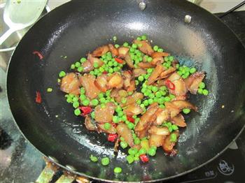 青豆炒腊肉的做法步骤8