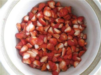 酸甜草莓酱的做法图解2