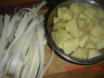 土豆宽粉炖排骨的做法步骤2