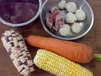 玉米萝卜猪肝汤的做法图解1