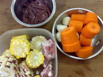 玉米萝卜猪肝汤的做法步骤2