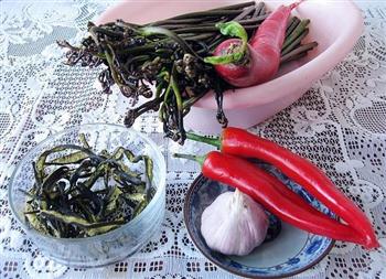 蕨菜拌海茸丝的做法步骤1