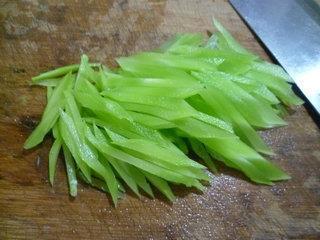 韭菜芽炒莴笋的做法图解5