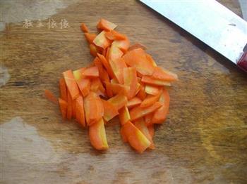 胡萝卜炒素肉片的做法步骤1