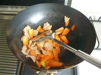 胡萝卜炒素肉片的做法步骤4