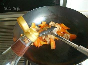 胡萝卜炒素肉片的做法步骤5
