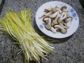 韭菜芽炒秀珍菇的做法步骤1