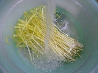韭菜芽炒秀珍菇的做法步骤2