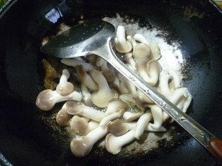 韭菜芽炒秀珍菇的做法图解4