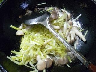 韭菜芽炒秀珍菇的做法图解5