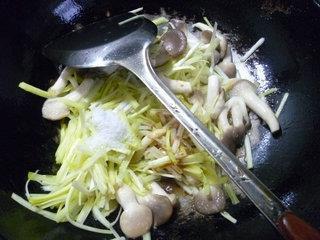 韭菜芽炒秀珍菇的做法图解6