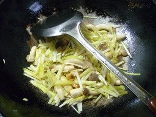 韭菜芽炒秀珍菇的做法步骤7
