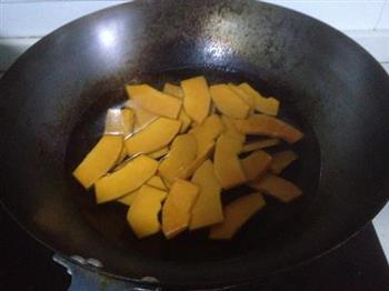咸蛋黄炒南瓜的做法步骤2