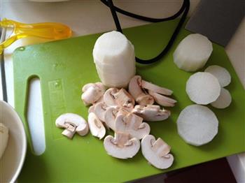 萝卜豆腐菌菇汤的做法步骤2