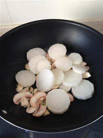 萝卜豆腐菌菇汤的做法步骤3