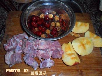 无花果红枣苹果猪骨汤的做法步骤1