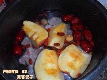 无花果红枣苹果猪骨汤的做法步骤4